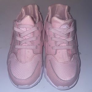 Girls NIKE Hauraches SE, never worn pristine condition